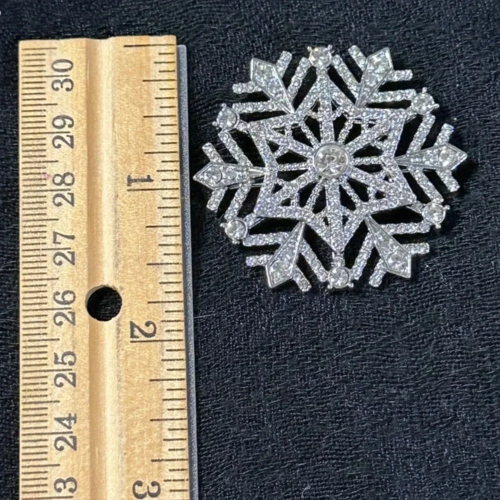 Vintage Style Rhinestone‎ Snowflake Brooch Silver Tone Winter Christmas Pin